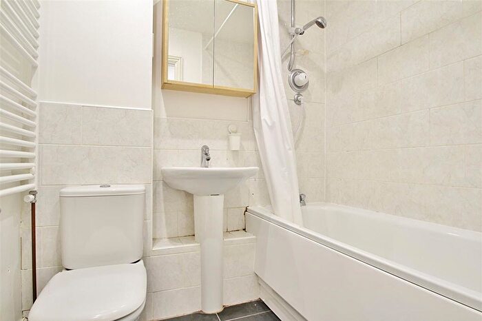 1 Bedroom Flat To Rent In Elizabeth Gardens, Isleworth, TW7