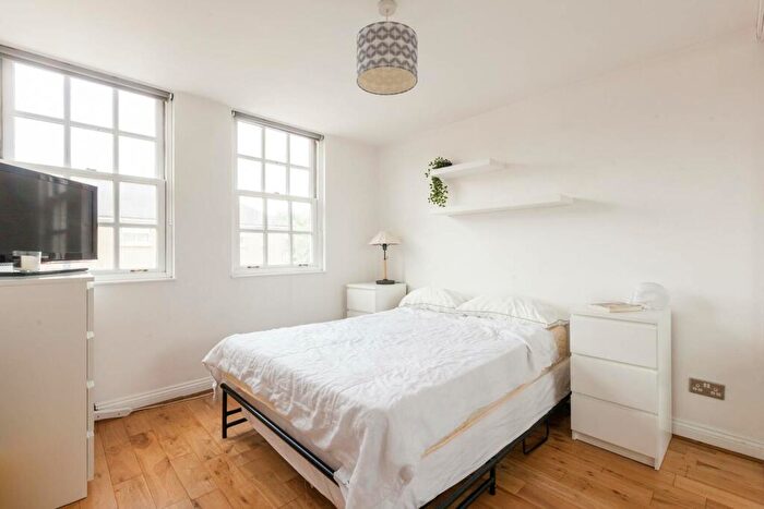 2 Bedroom Flat To Rent In Hamilton Lodge, Whitechapel, London, E1
