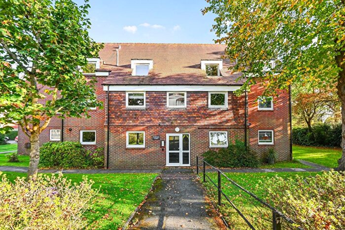 2 Bedroom Flat To Rent In Oaks Road, Tenterden, TN30