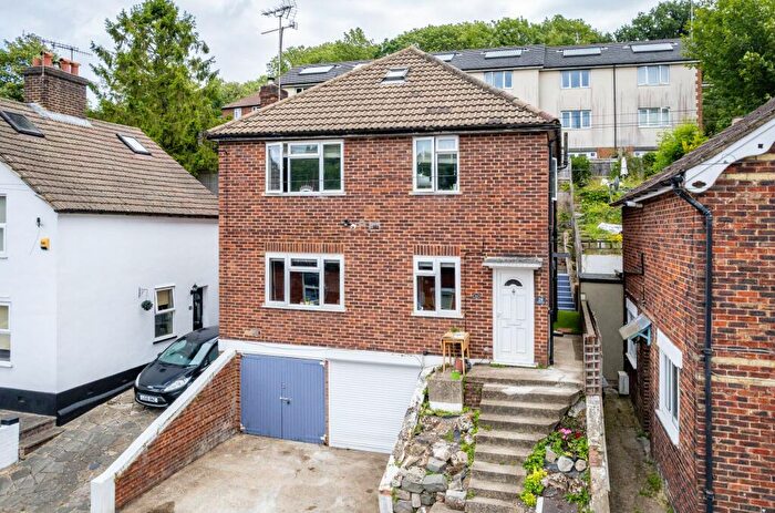 2 Bedroom Maisonette For Sale In Farningham Road, Caterham, CR3
