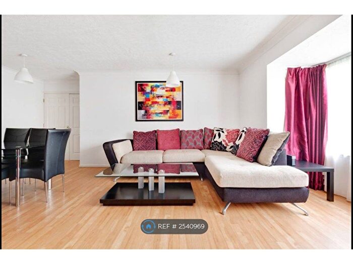 2 Bedroom Flat To Rent In Linwood Close, London, SE5