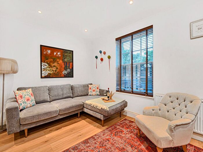 2 Bedroom Flat For Sale In Courtview House, East Molesey, KT8