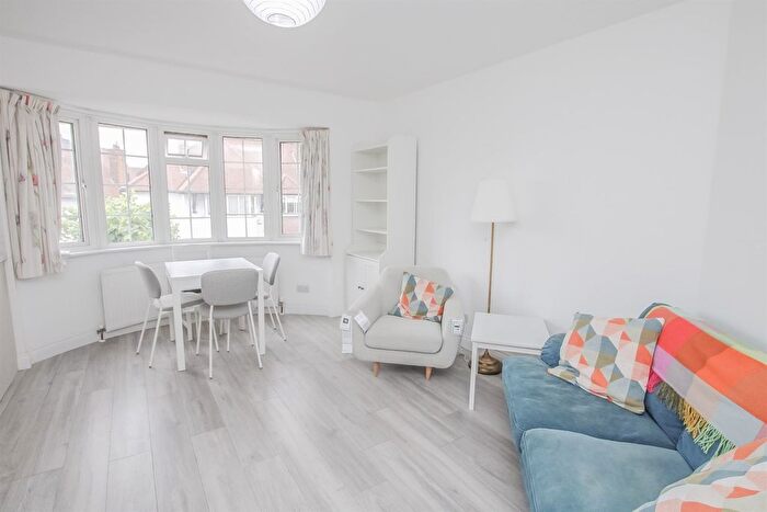 2 Bedroom Flat To Rent In Clifton Gardens, Golders Green, NW11