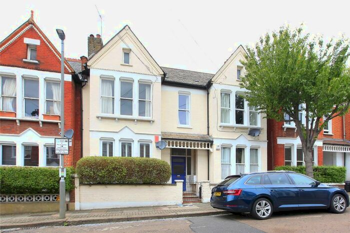 2 Bedroom Flat To Rent In Lynn Road, London, SW12