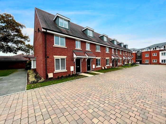 4 Bedroom House To Rent In Firecracker Drive, Locks Heath, SO31