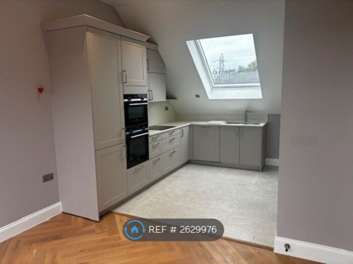 2 Bedroom Flat To Rent In Catsey Lane, Bushey, WD23