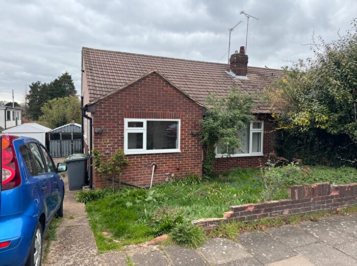 3 Bedroom Bungalow To Rent In The Crest, Luton, Bedfordshire, LU3