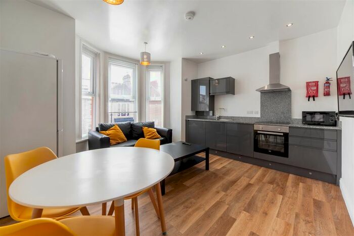 2 Bedroom Flat To Rent In Queens Road, Jesmond, Newcastle Upon Tyne, NE2