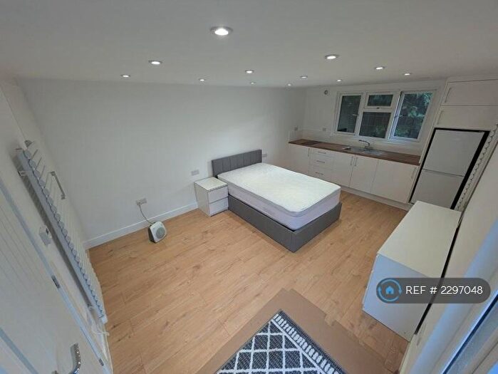 Studio To Rent In North Park, Iver, SL0