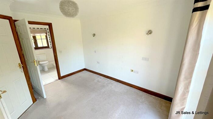 2 Bedroom Detached Bungalow For Sale In Hammondstreet Road, West Cheshunt, EN7