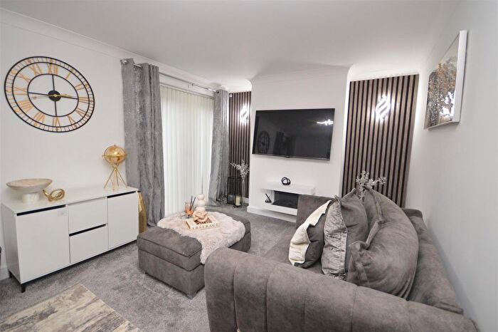 3 Bedroom Semi Detached House For Sale In Carleton Glen, Pontefract, WF8