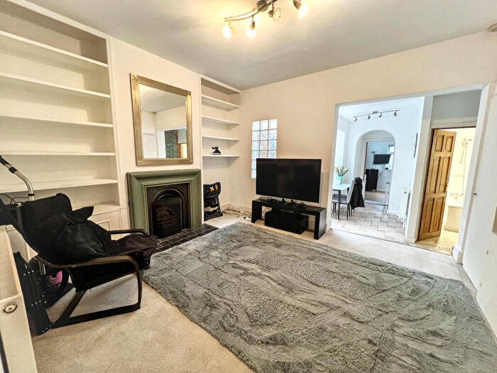 2 Bedroom Maisonette For Sale In Brunswick Avenue, New Southgate, N11