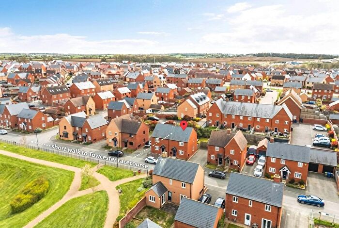 3 Bedroom Semi-detached House For Sale In Aintree Avenue, Towcester, NN12