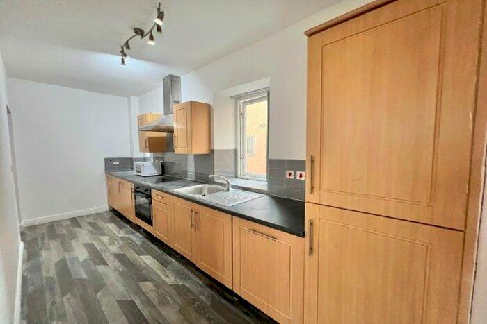 2 Bedroom Flat To Rent In Calder Court, Halifax, HX1