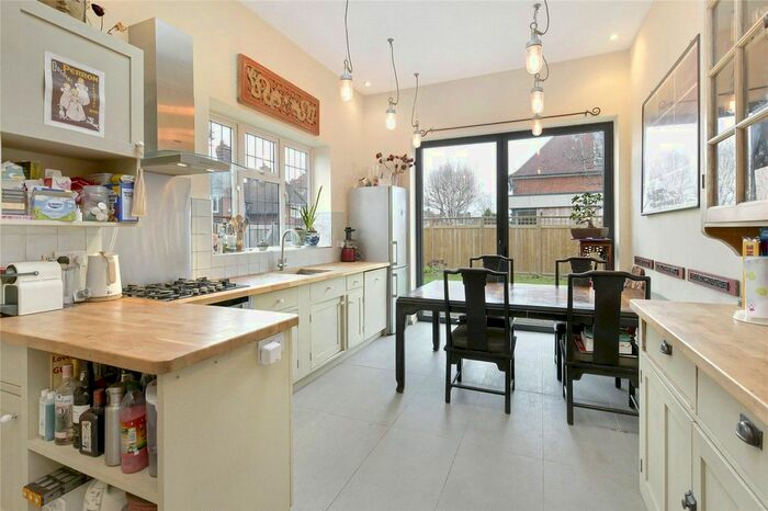 3 Bedroom Flat To Rent In Ellerton Road, London, SW18