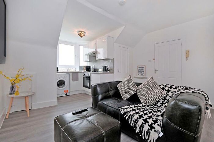 1 Bedroom Flat To Rent In Summerfield Terrace, Top Floor Right, AB24