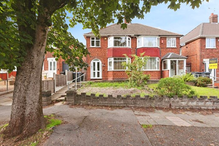 3 Bedroom Semi Detached House For Sale In Kingshurst Road, Birmingham, West Midlands, B31