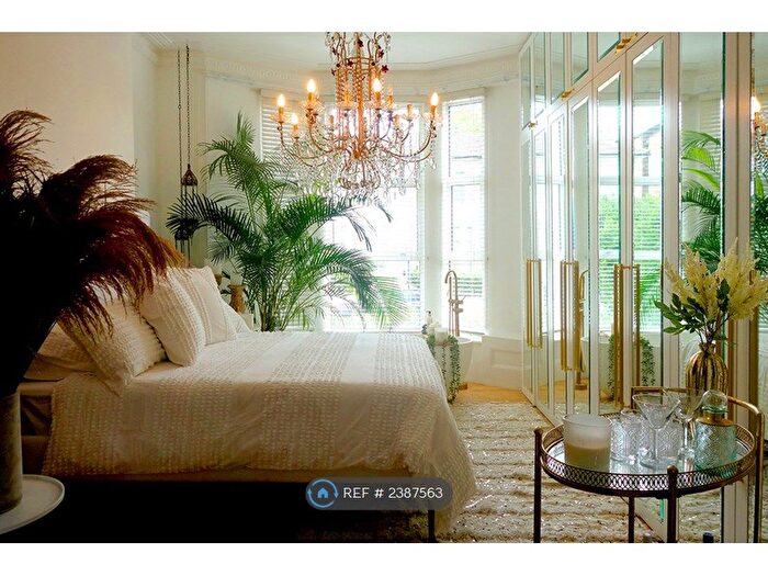 1 Bedroom Flat To Rent In Stowe Road, London, W12