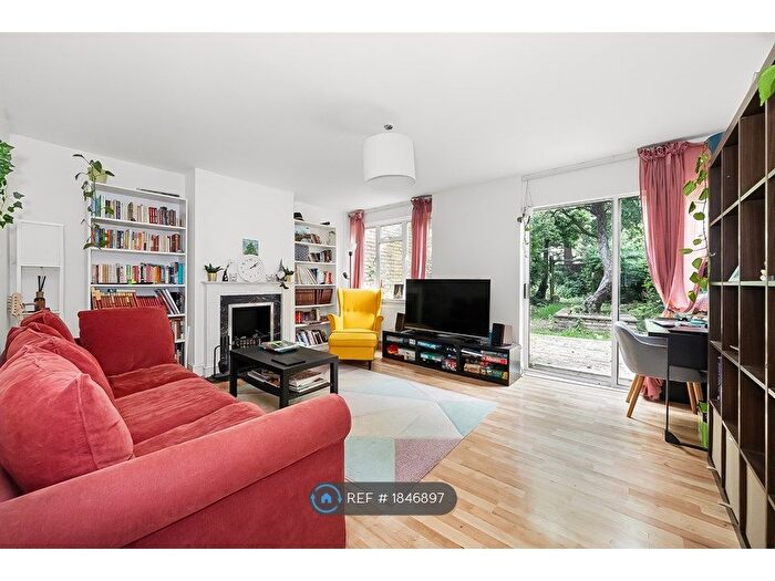 3 Bedroom Semi-Detached House To Rent In Rosse Mews, London, SE3