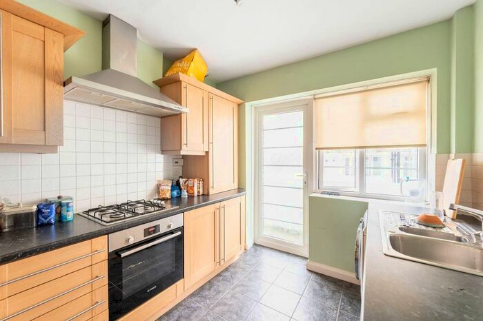 2 Bedroom Maisonette To Rent In Barrow Road, Streatham Common, London, SW16