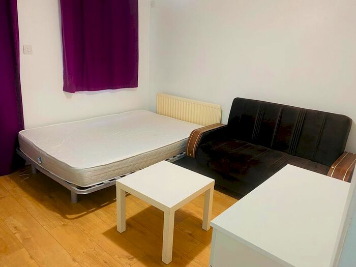 Studio To Rent In Park Avenue, London, NW10