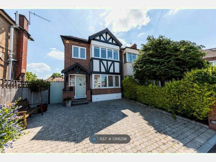 4 Bedroom Semi-Detached House To Rent In Brackley Square, London, IG8