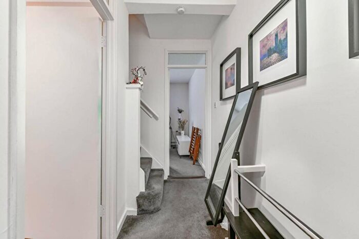 2 Bedroom Maisonette To Rent In Treaty Street, Islington, London, N1