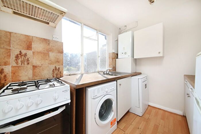 2 Bedroom Flat To Rent In Bromfelde Road, Clapham North, SW4