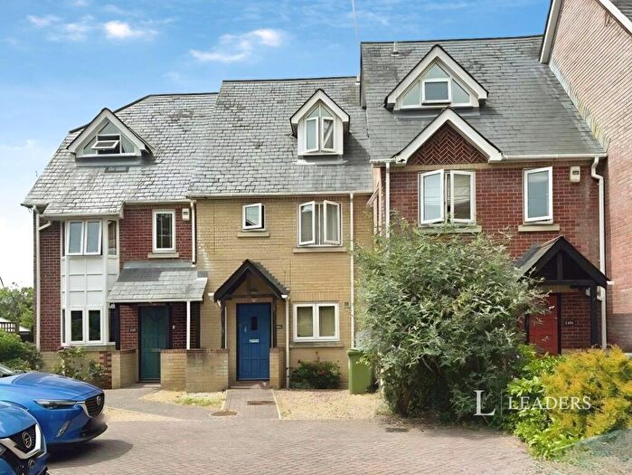 3 Bedroom Semi-Detached House To Rent In Hill Lane, SO15