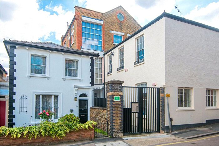 1 Bedroom Flat For Sale In Dunstable Road, Richmond, TW9