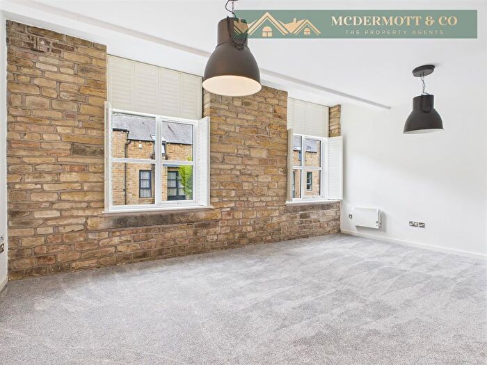 2 Bedroom Flat To Rent In Tamewater Court, Dobcross, OL3