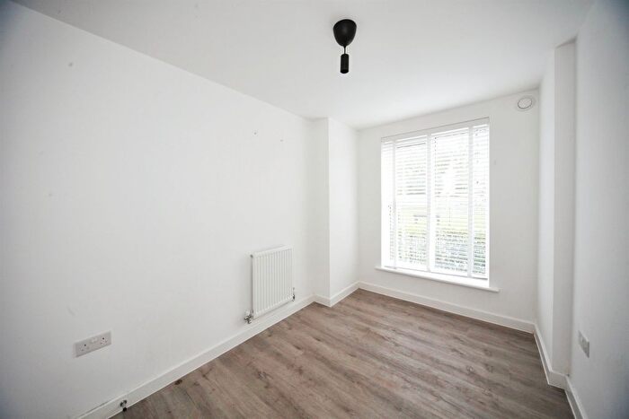 2 Bedroom Flat For Sale In Tilling Green, Dunstable, LU5