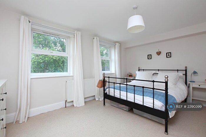 3 Bedroom Flat To Rent In Camberwell, London, SE5