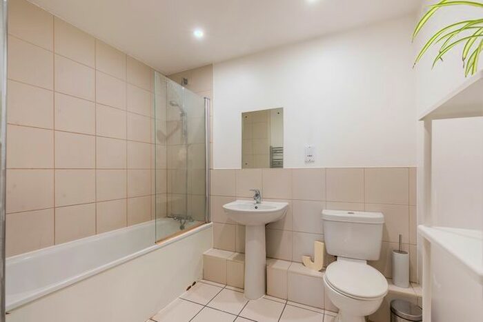 2 Bedroom Flat To Rent In Bicycle Mews, London, SW4