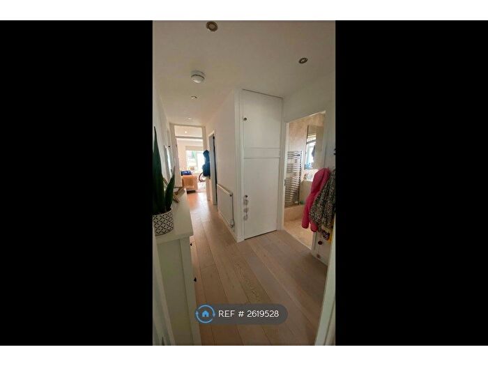 2 Bedroom Flat To Rent In Adelaide Road, Surbiton, KT6