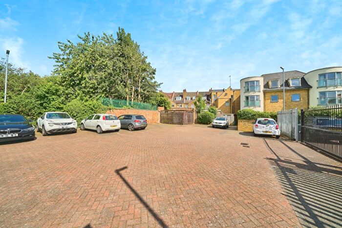 1 Bedroom Flat For Sale In Harwoods Road, Watford, WD18
