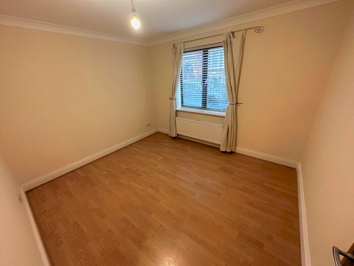 3 Bedroom Flat To Rent In Manor Gardens, London, N7