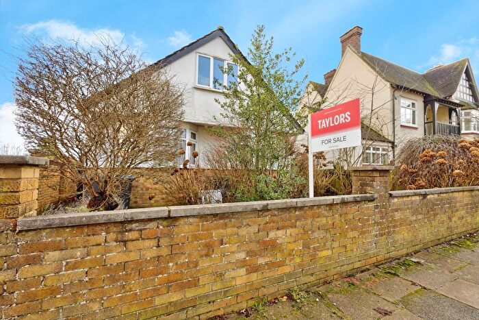 4 Bedroom Bungalow For Sale In Abington Park Crescent, Northampton, Northamptonshire, NN3