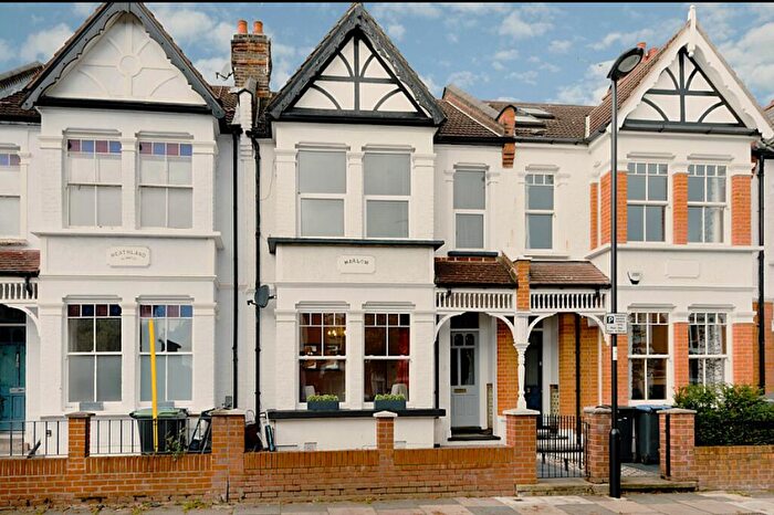 2 Bedroom Maisonette For Sale In Fyfield Road, Enfield, EN1