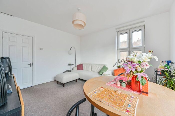 2 Bedroom Maisonette To Rent In Wandsworth Road, Stockwell, London, SW8