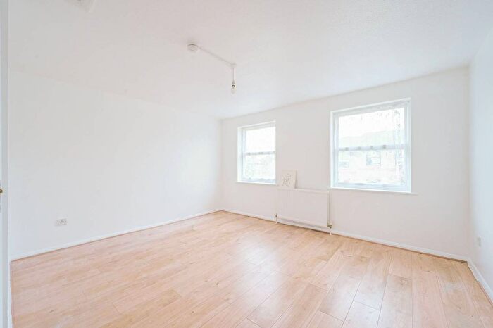 3 Bedroom Flat To Rent In Edmeston Close, Hackney, E9
