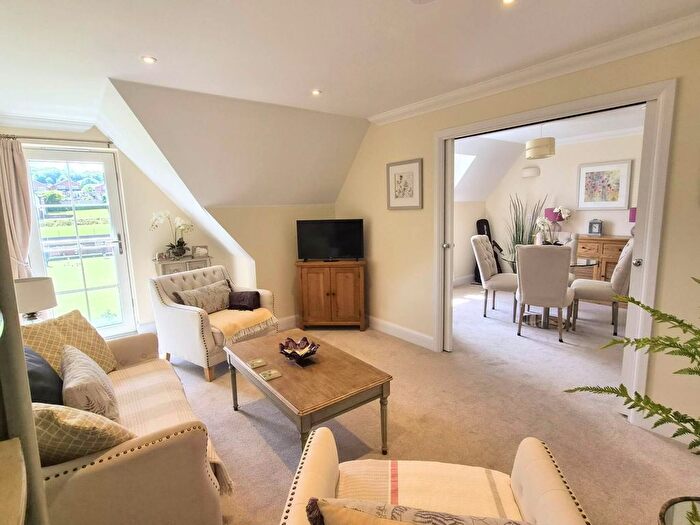 2 Bedroom Flat For Sale In Fleur De Lis, Marlborough, SN8