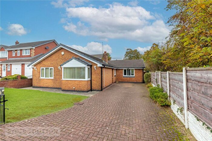 3 Bedroom Bungalow For Sale In Carruthers Close, Heywood, Greater Manchester, OL10