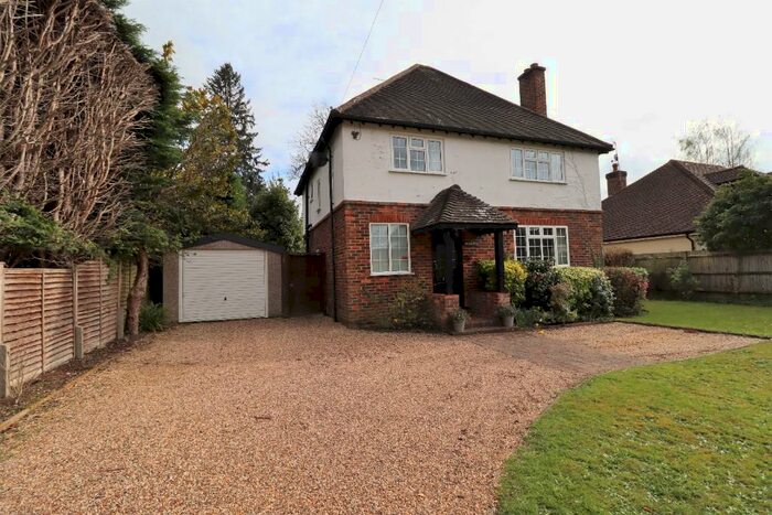 3 Bedroom Detached House To Rent In Edwin Road, KT24