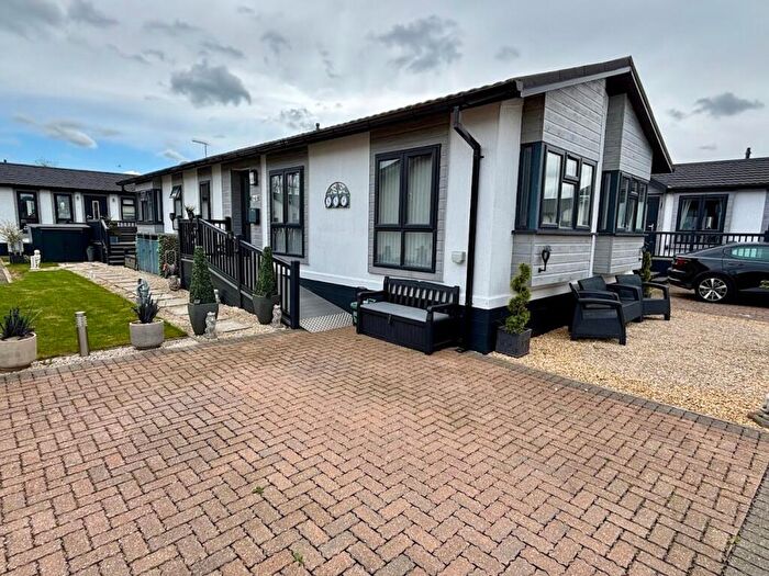 2 Bedroom Park Home For Sale In Oak Court, Marston Edge, CV37