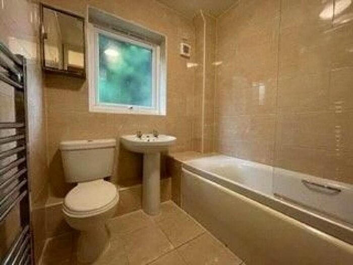 4 Bedroom Semi-Detached House To Rent In Headford Gardens, Sheffield, S3