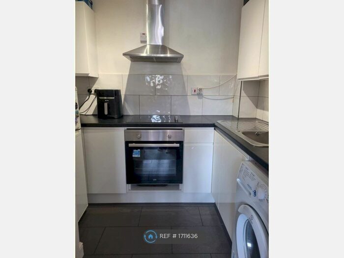 1 Bedroom Flat To Rent In King Georges Avenue, Watford, WD18