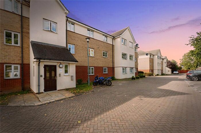 2 Bedroom Flat For Sale In Sherriff Close, Esher, Surrey, KT10
