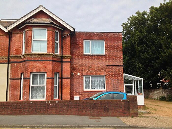 2 Bedroom Flat To Rent In Sandown Road, Lake, PO36