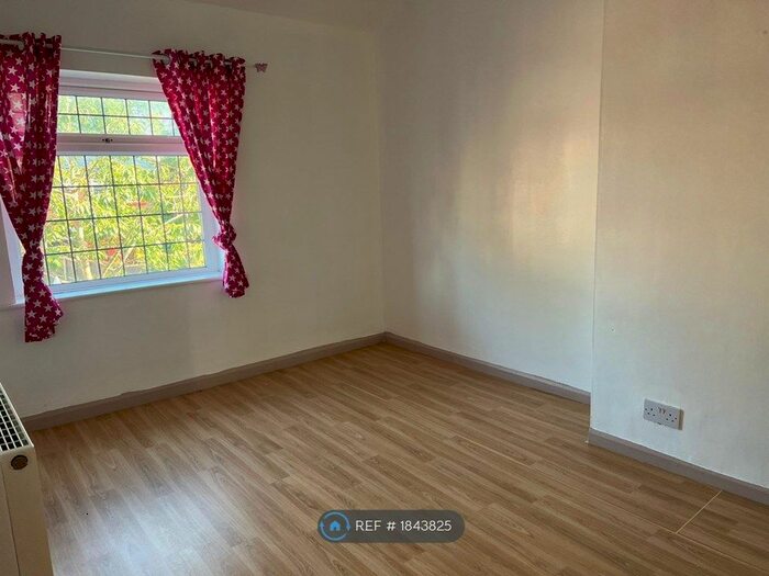 4 Bedroom Semi-Detached House To Rent In Birch Avenue, Oldham, OL8